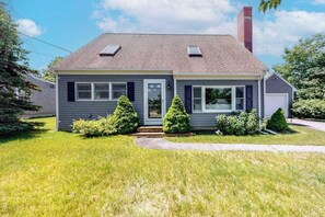 Exterior - Bright home with central AC, kayaks, large yard, fast WiFi - walk to the beach (West Yarmouth)