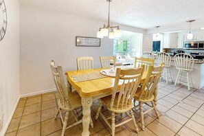 Dining - Bright home with central AC, kayaks, large yard, fast WiFi - walk to the beach (West Yarmouth)