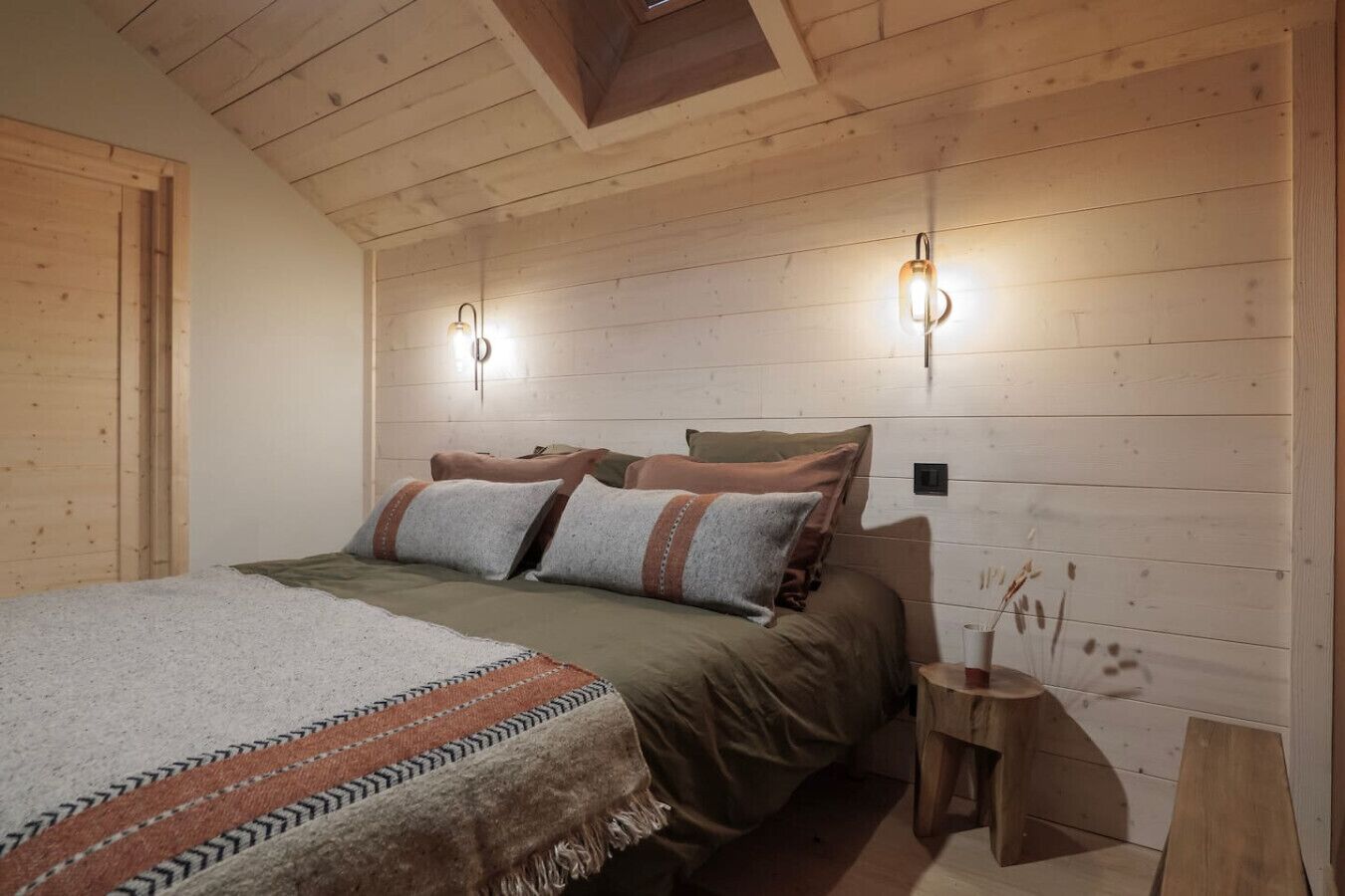 Travel cot, WiFi, bed sheets
