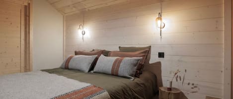 Travel cot, WiFi, bed sheets