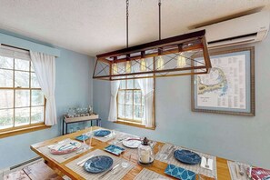 Dining - Steps to Shops, Eateries & Bike Trail Updated Wellfleet Retreat near Beach (Wellfleet)