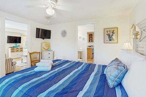 Schreibtisch, Bügeleisen/Bügelbrett, Reisekinderbett, WLAN