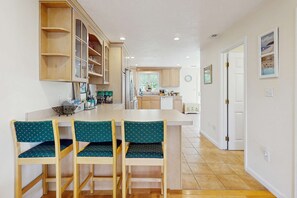 Private kitchen - Dog friendly cottage with patio: near beach, town & attractions (West Yarmouth)