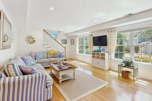 Living area - Dog friendly cottage with patio: near beach, town & attractions (West Yarmouth)