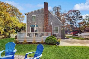 Terrace/patio - Updated Cozy Cottage:  walk to the beach, AC, large yard & fireplace (West Yarmouth)
