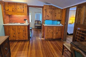 Desk, iron/ironing board, WiFi, bed sheets