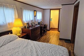 Escritorio, tabla de planchar con plancha, wifi y ropa de cama 