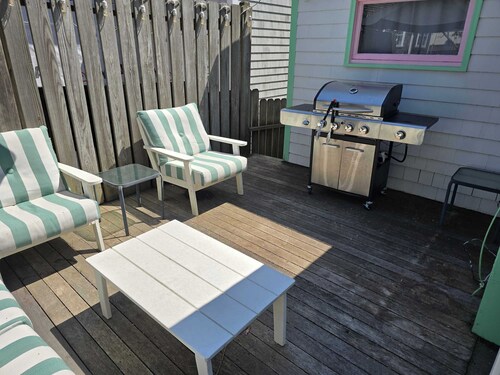 Historic cottage with patio, games, walk to beach & dog-friendly fenced yard