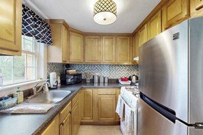 Fridge, microwave, oven, stovetop - Relaxing family retreat with patio, bikes, fire pit, grill, & central AC (West Yarmouth)