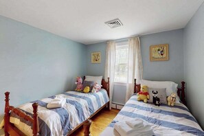 Iron/ironing board, WiFi, bed sheets - Relaxing family retreat with patio, bikes, fire pit, grill, & central AC (West Yarmouth)