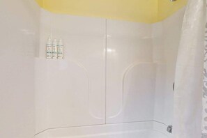 Shower, hair dryer, towels - Relaxing family retreat with patio, bikes, fire pit, grill, & central AC (West Yarmouth)