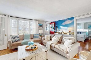 TV, offices - Cozy Cape Cottage w/ large yard, outdoor shower & close to beaches & attractions (West Yarmouth)