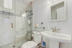 Een douche, een haardroger, handdoeken
