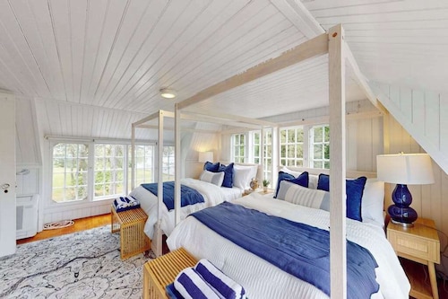 Newly furnished-Enjoy sun drenched days w/ gentle breezes & fragrant salt air