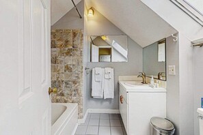 Douche, sèche-cheveux, serviettes fournies
