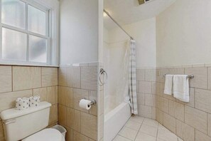 Shower, hair dryer, towels - Downtown studio w/ full kitchen - walk to Bay and shops! (Provincetown)