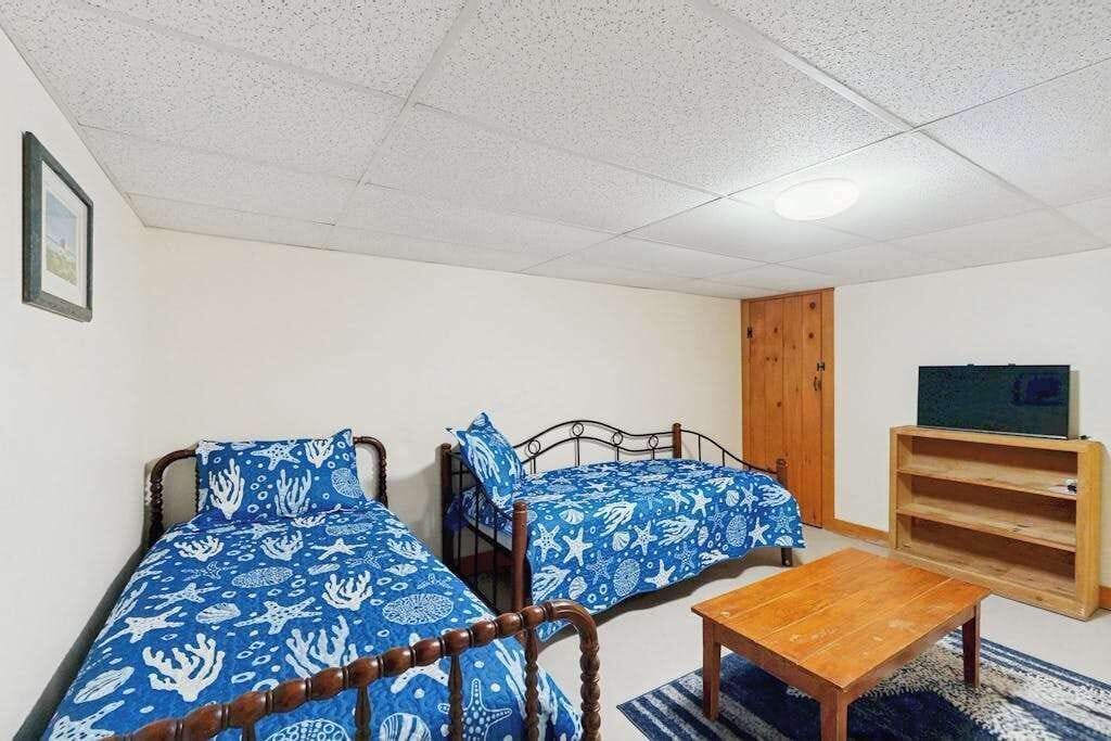 WiFi, bed sheets