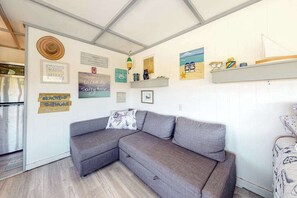 TV, offices - Charming studio steps to beach access with deck, ocean view, kitchenette & grill (Truro)