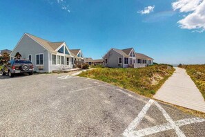 Exterior - Charming studio steps to beach access with deck, ocean view, kitchenette & grill (Truro)