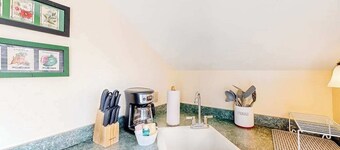Walk-up apartment with deck & grill - walk to beach & town