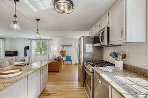 Fridge, microwave, oven, stovetop - Peaceful Retreat: dog friendly, close to beaches & town; yard w/patio&firepit (South Dennis)