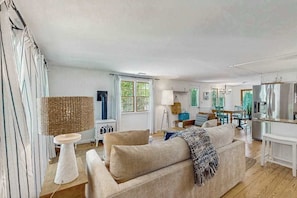 TV, offices - Peaceful Retreat: dog friendly, close to beaches & town; yard w/patio&firepit (South Dennis)