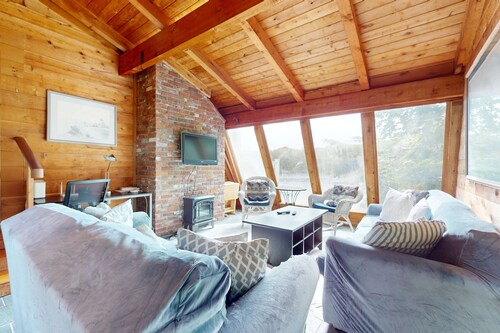 Waterfront gem with deck, bonus den & 2 kayaks - near dining & beach