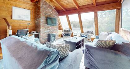 Waterfront gem with deck, bonus den & 2 kayaks - near dining & beach
