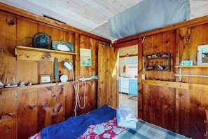 WiFi, bed sheets - Charming, private cottage with a lovely deck - walk to bay beaches (Truro)