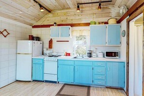 Fridge, microwave, oven, stovetop - Charming, private cottage with a lovely deck - walk to bay beaches (Truro)
