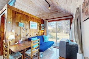 TV, offices - Charming, private cottage with a lovely deck - walk to bay beaches (Truro)