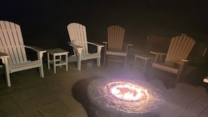Ein Steinkamin mit Sitzgelegenheiten ringsherum.