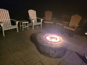 Property grounds - Recently updated Colonial with WiFi, private washer/dryer, firepit & large yard (South Yarmouth)