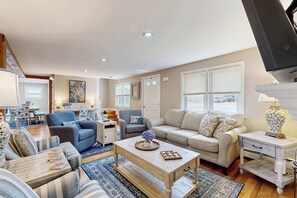 TV, table football, offices - Recently updated Colonial with WiFi, private washer/dryer, firepit & large yard (South Yarmouth)