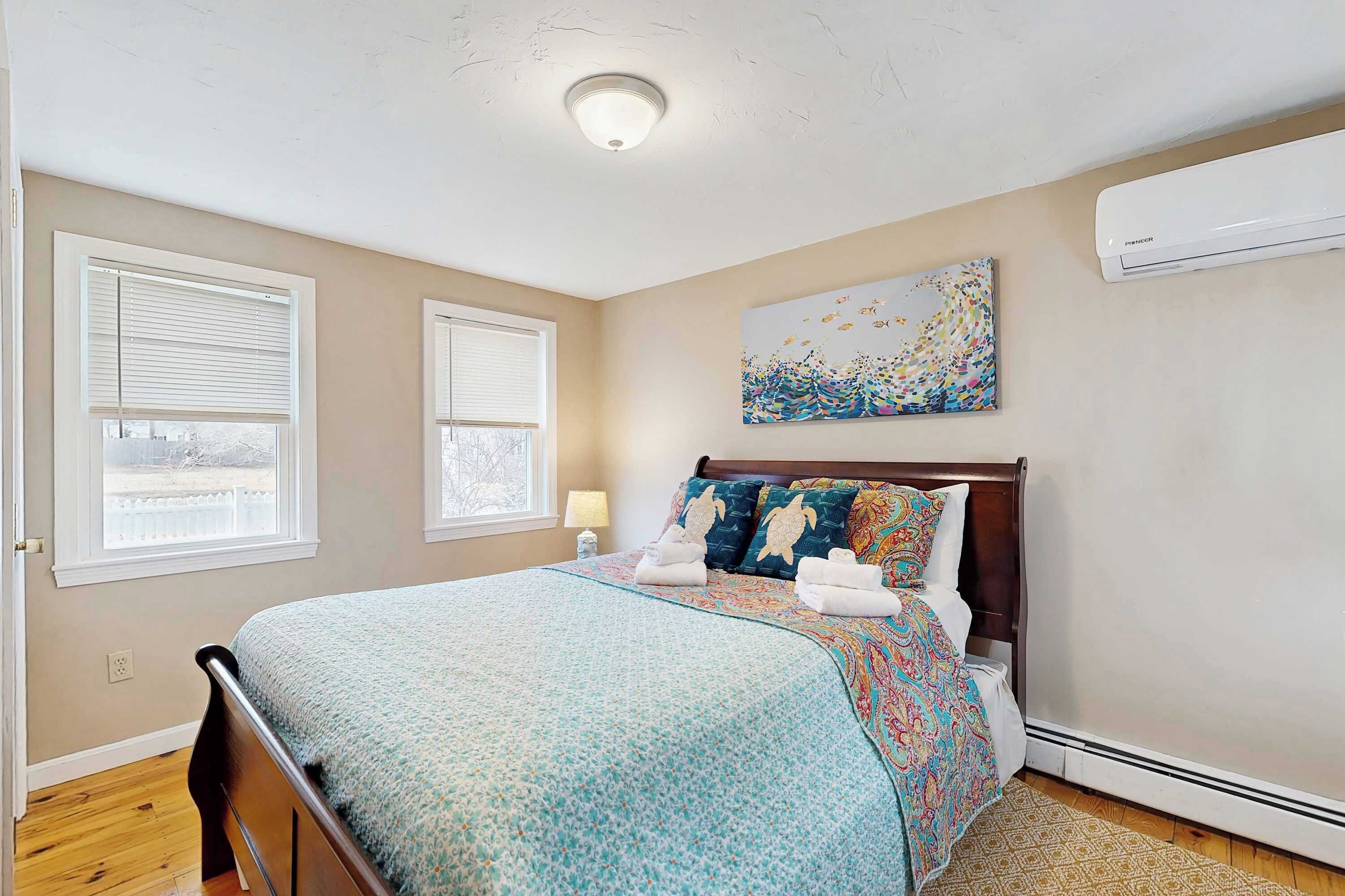 Desk, iron/ironing board, WiFi, bed sheets