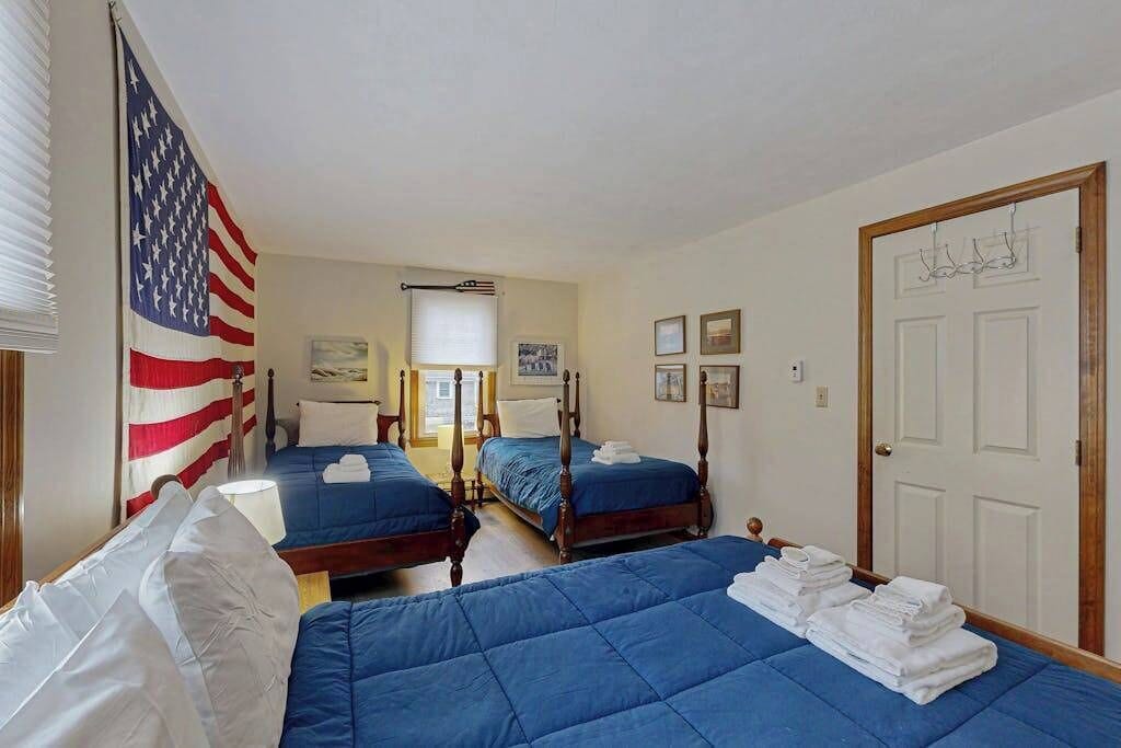 Desk, iron/ironing board, WiFi, bed sheets