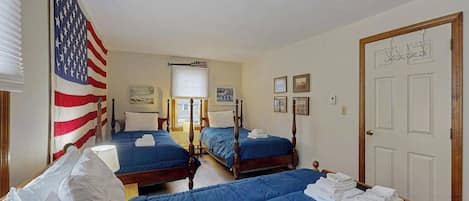 Desk, iron/ironing board, WiFi, bed sheets