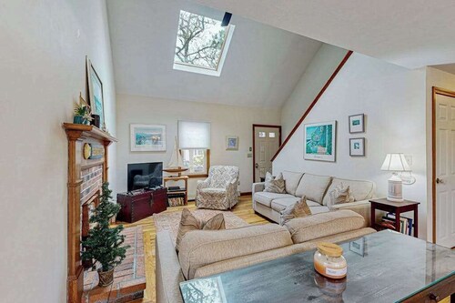 Dog friendly home w/ deck and private gas grill - on the bay side of the Cape