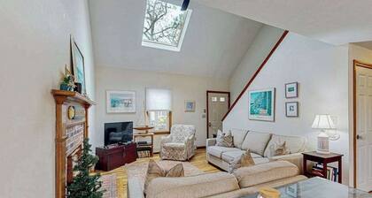 Dog friendly home w/ deck and private gas grill - on the bay side of the Cape