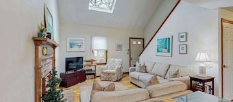 Dog friendly home w/ deck and private gas grill - on the bay side of the Cape