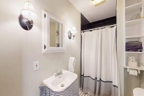 Shower, hair dryer, towels - Charming apartment in the heart of town with quick WiFi (Provincetown)
