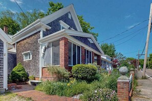Exterior - Charming apartment in the heart of town with quick WiFi (Provincetown)