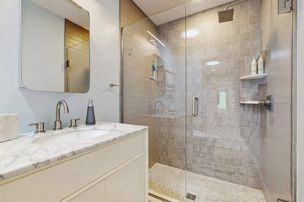 Shower, hair dryer, towels - Provincetown Getaway, bikes, rooftop deck, EV Charger, Work remotely (Provincetown)