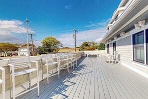 Outdoor dining - Provincetown Getaway, bikes, rooftop deck, EV Charger, Work remotely (Provincetown)