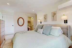 Desk, iron/ironing board, WiFi, bed sheets