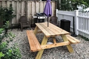 Outdoor dining - Beautiful condo near the ocean with heated pool, hot tub, grills and kitchenette (Provincetown)