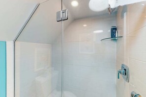 Shower, hair dryer, towels - Gorgeously redesigned 1830 home in the heart of town - walk everywhere (Provincetown)