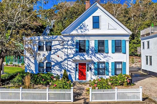 Gorgeously redesigned 1830 home in the heart of town - walk everywhere