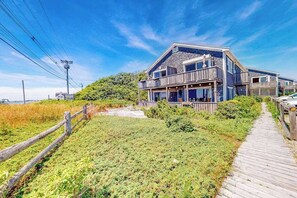 Exterior - Oceanfront, 2nd-floor condo with amazing view - steps to beach, near town/trails (Provincetown)