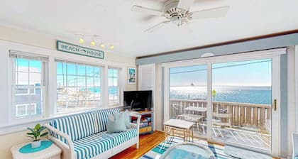 Oceanfront, 2nd-floor condo with amazing view - steps to beach, near town/trails